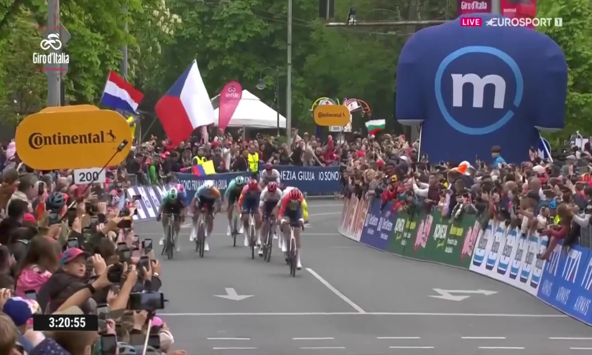 Масово падане беляза първия етап на Giro d’Italia
