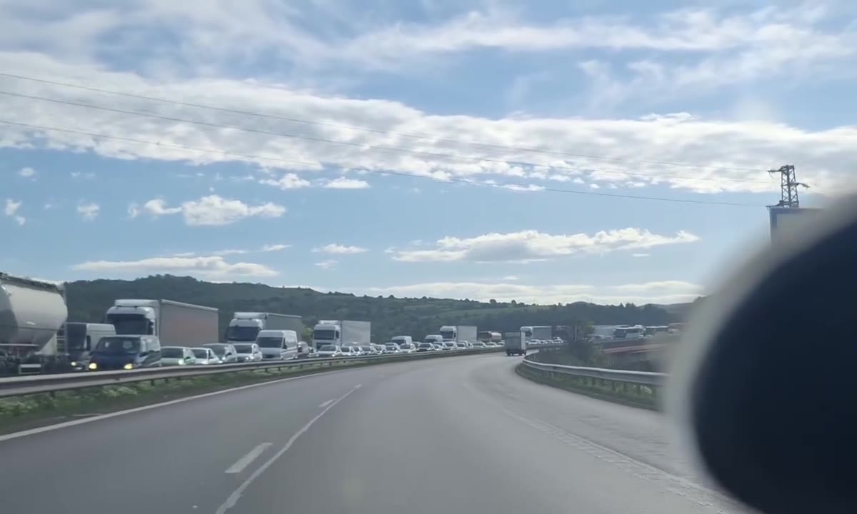 Огромно задръстване се е образувало към София на АМ "Хемус" заради тежката катастрофа със загинал и пострадали
