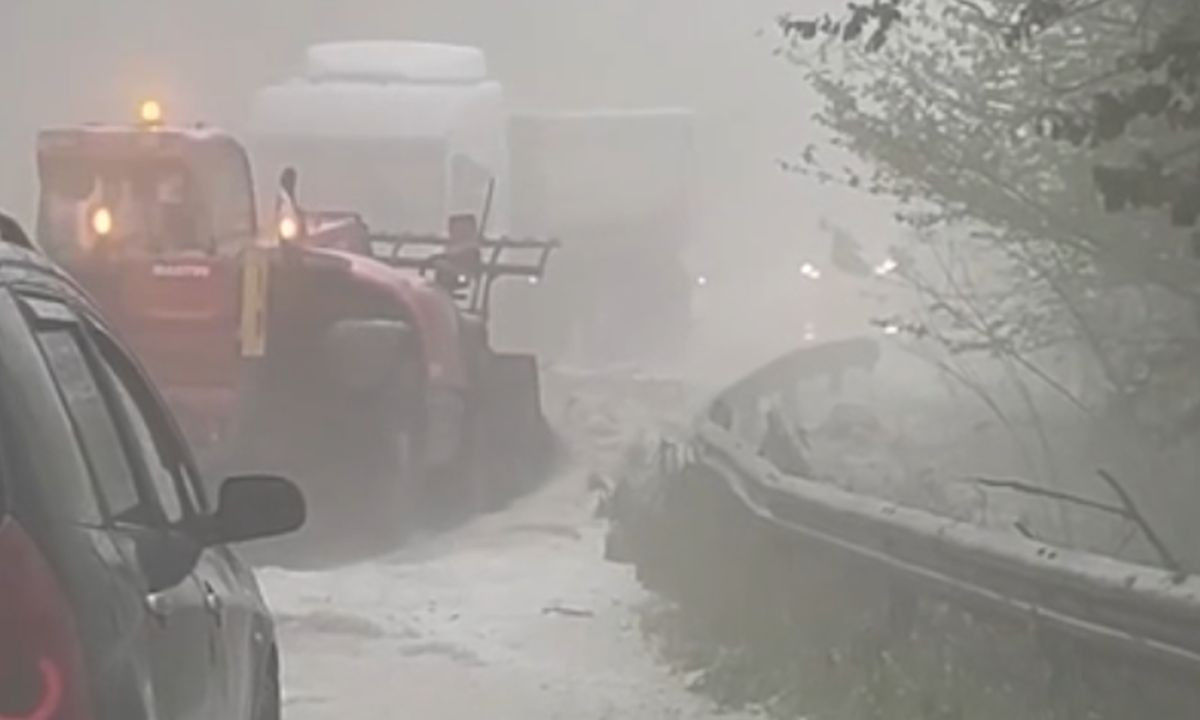 Мощна градушка край Седянковци, вижте как снегорин чисти пътя