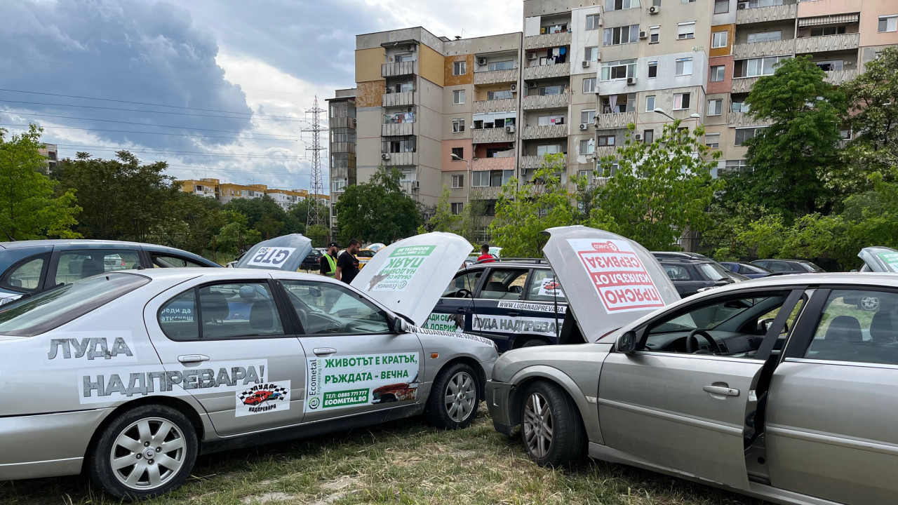 Автомобилното шоу „Луда надпревара“ събра фенове на мощни коли и зрелищни каскади в Пловдив