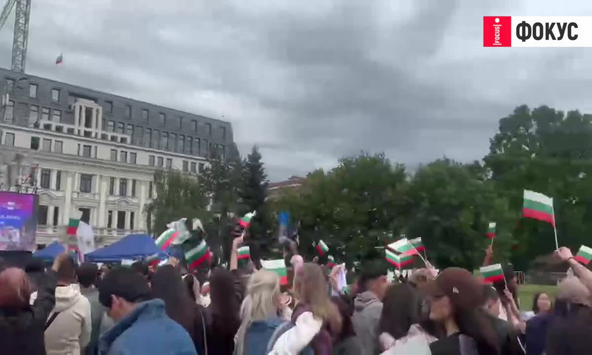 България празнува! Хората вече се събират на партито за посрещане на ДАРА
