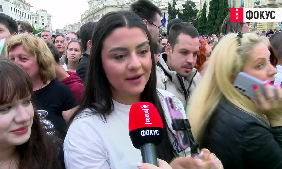 Очаквахме да е напред, но наистина ни изненада много приятно: Хиляди фенове посрещнаха DARA в София