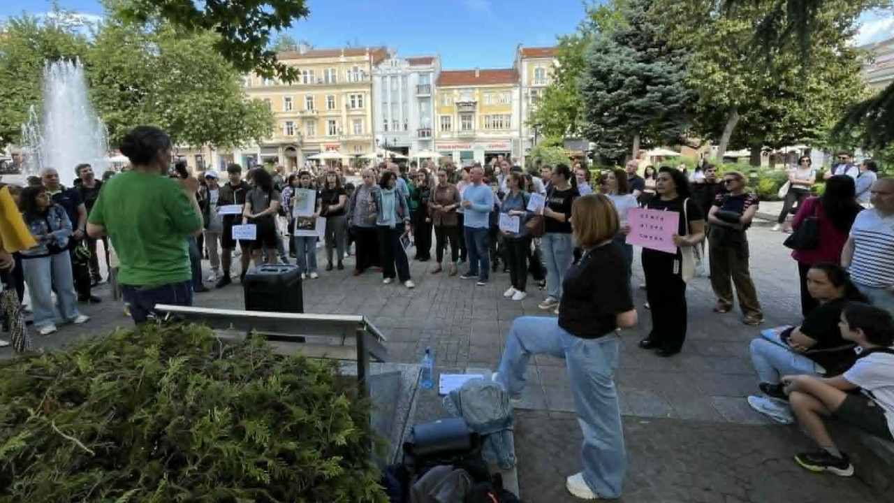 Протест на родители от Хуманитарната пред община Пловдив