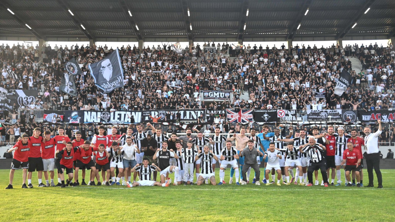 Футболисти и фенове на Локо празнуват заедно пред Трибуна Бесика