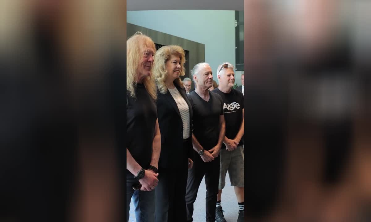 Iron Maiden на посещение при президента на България