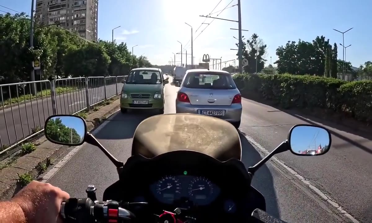 Моторист спря движението в Стара Загора, за да спаси объркан дядо в насрещното