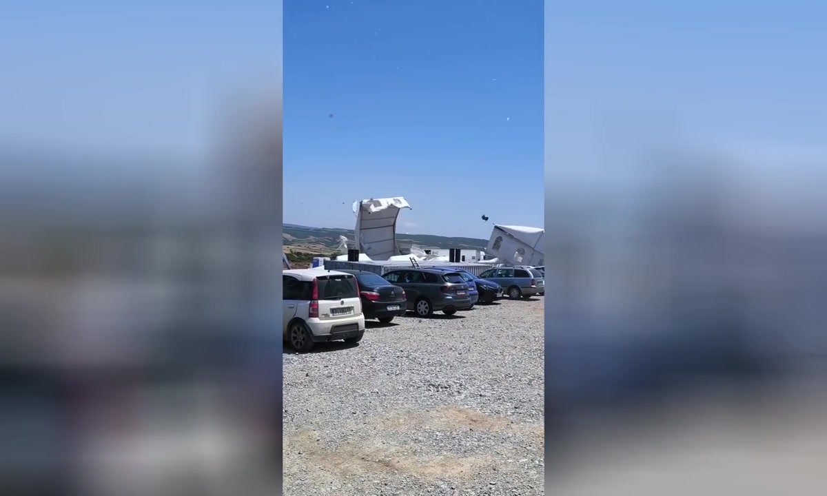Торнадо отнесе палатки и предмети край Солун