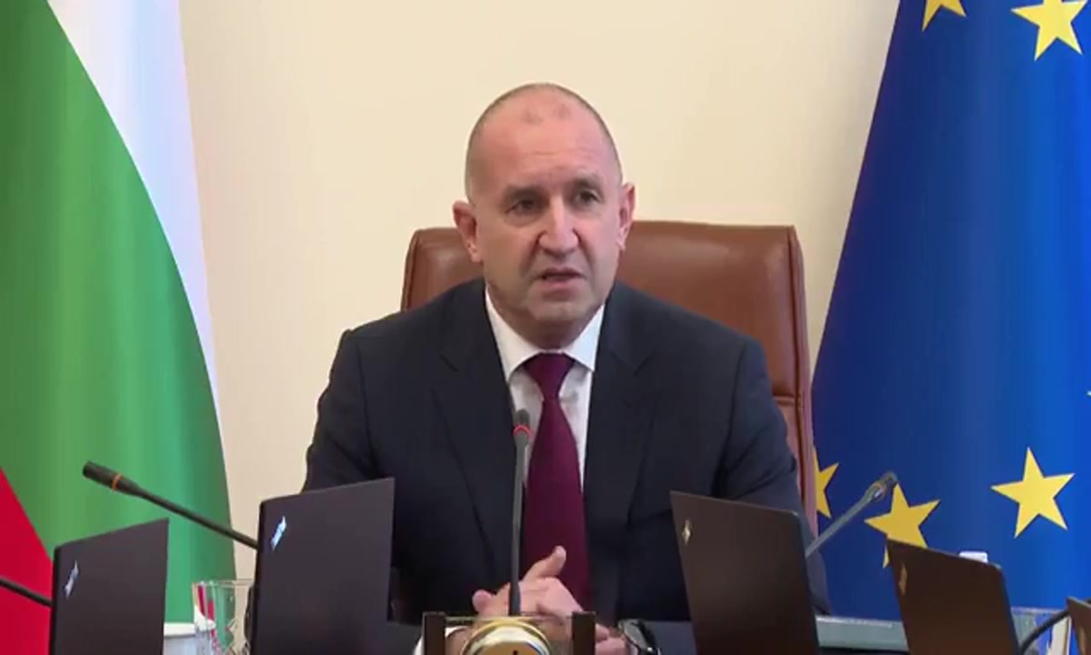 Румен Радев: Научихме, че ще купуваме F-16, ще режем майчинството и ще намаляваме пенсиите - това не е вярно