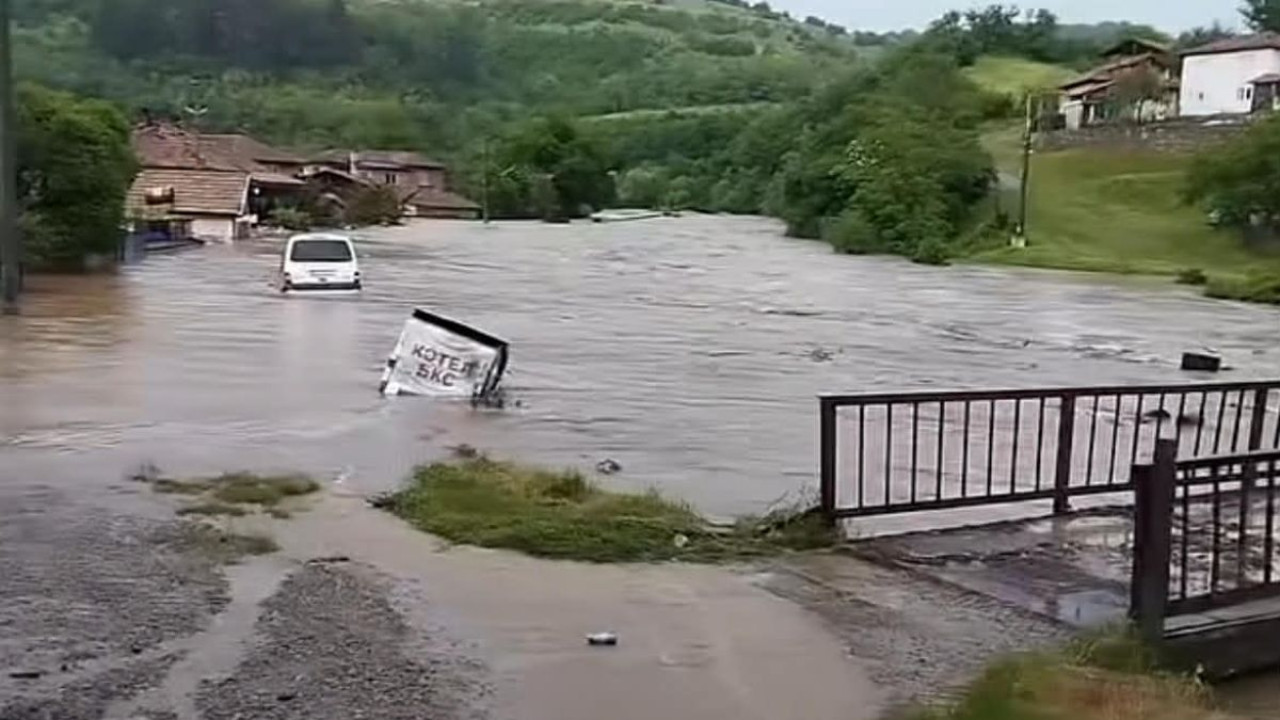 Ужасяваще кадри от наводненото село Тича: Реката е излязла от коритото си