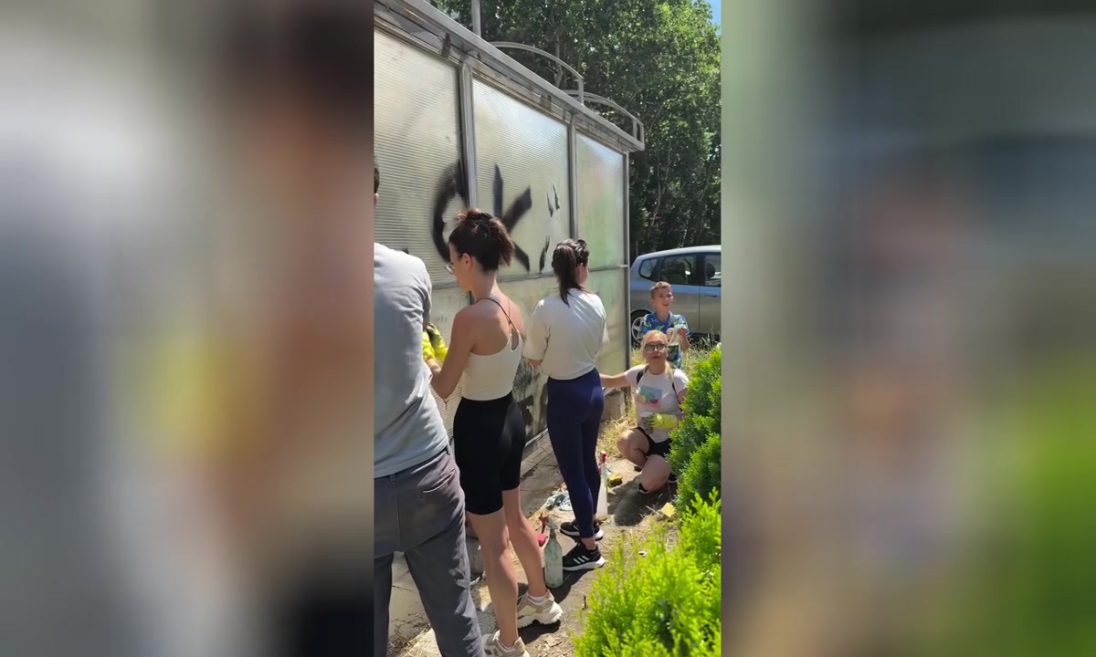 Почистване на спирки на градския транспорт на Пловдив