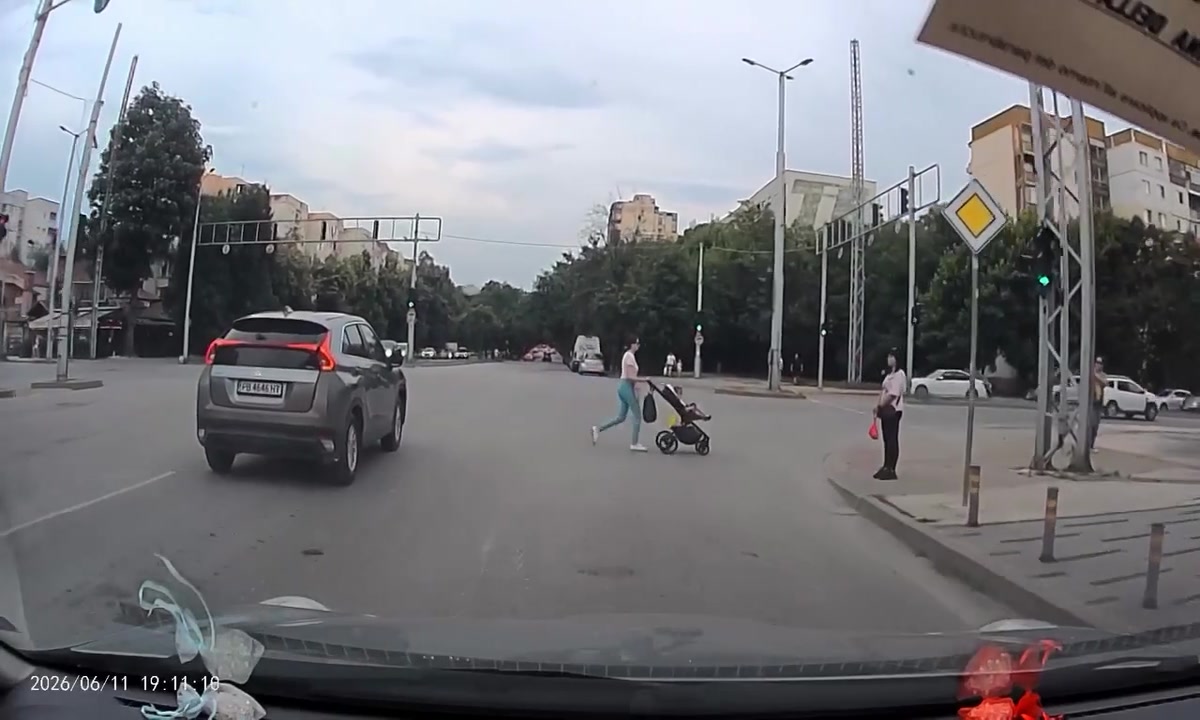 Майка пресича по безумен начин булевард в Пловдив