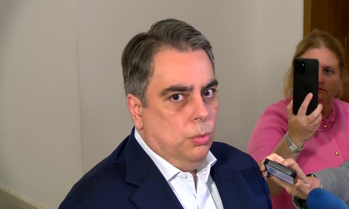 Асен Василев: Външният министър да даде обяснение, няма наложени санкции срещу духовно лице
