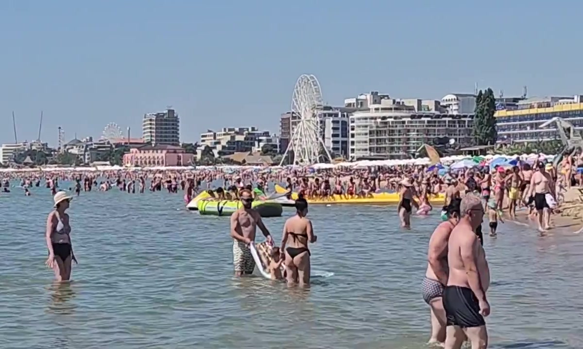 Слънчев бряг се напълни с хиляди туристи, плажът гъмжи от народ