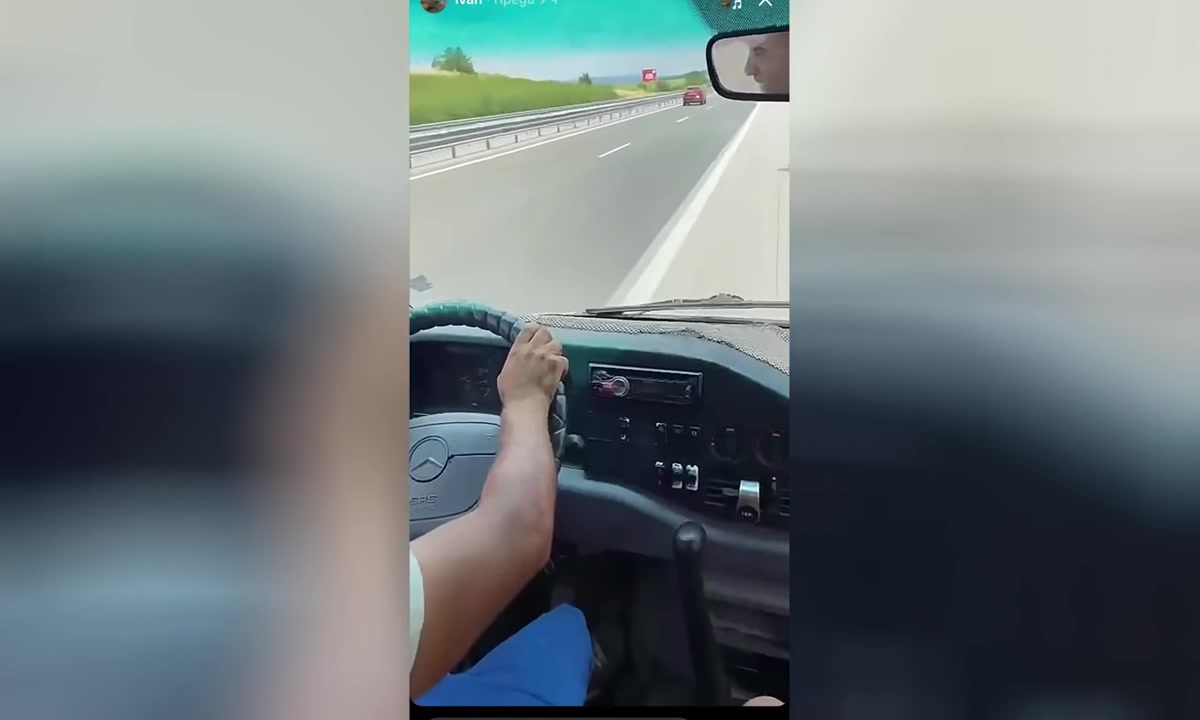 Безумие на пътя: Как бус застигна друг с висока скорост през аварийната лента на магистралата?