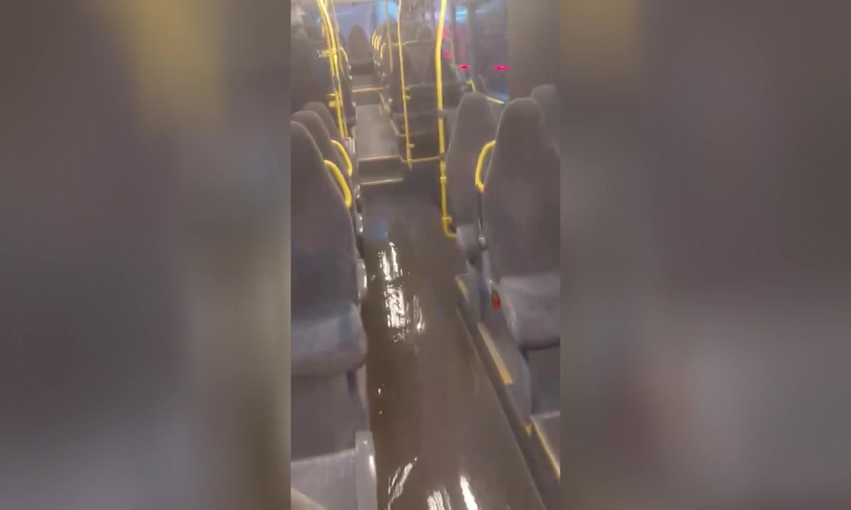 Автобус се превърна в лодка, подът е под вода