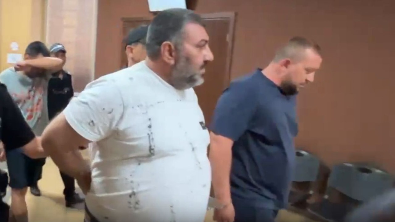 Оковани в белезници: В съда в Пловдив доведоха четирима от ударената схема за милиони