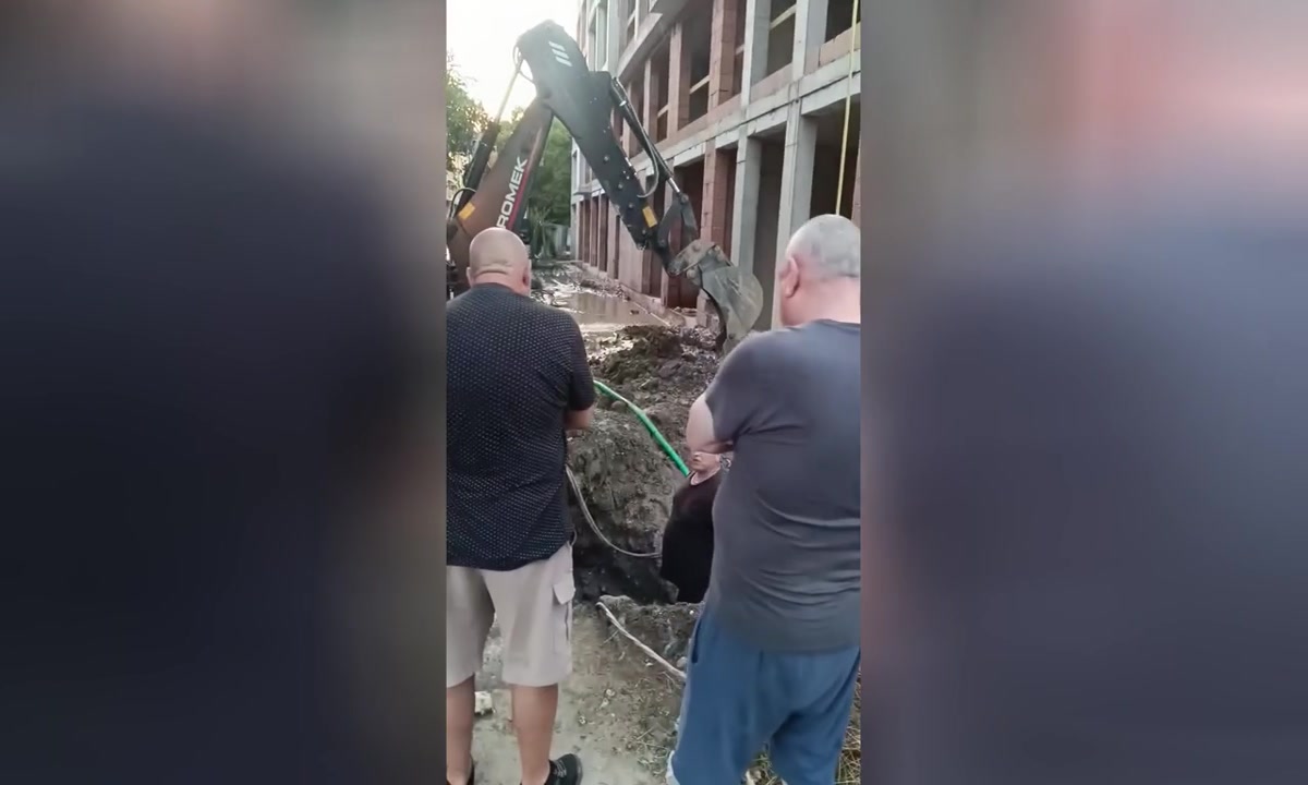 Багерист скъса тръби и кабели, наводни Кючука и избяга