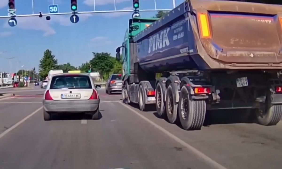 Шофьор на камион с грубо нарушение на пътя в Пловдив