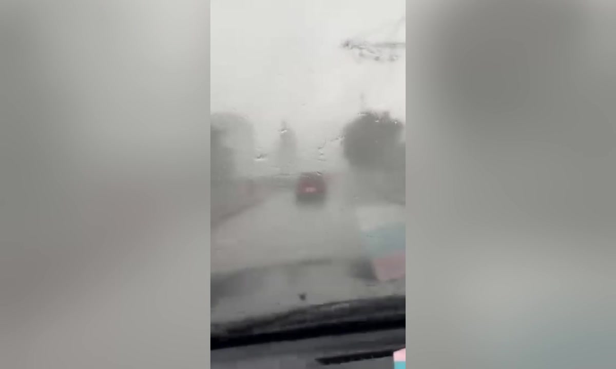 Голяма буря в Стара Загора, има паднали дървета и наводнени улици