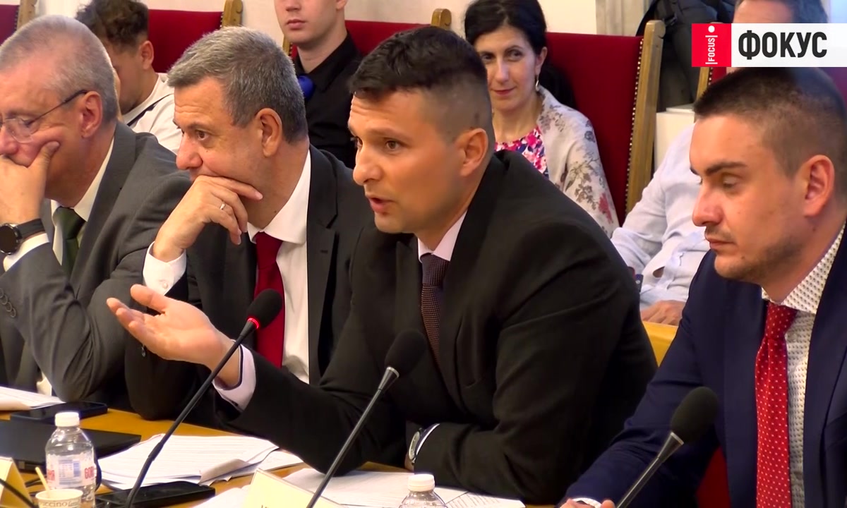 "Кой работи за 550 евро? То е невъзможно!": Управляващите вдигнаха минималния осигурителен доход на второ четене в комисия