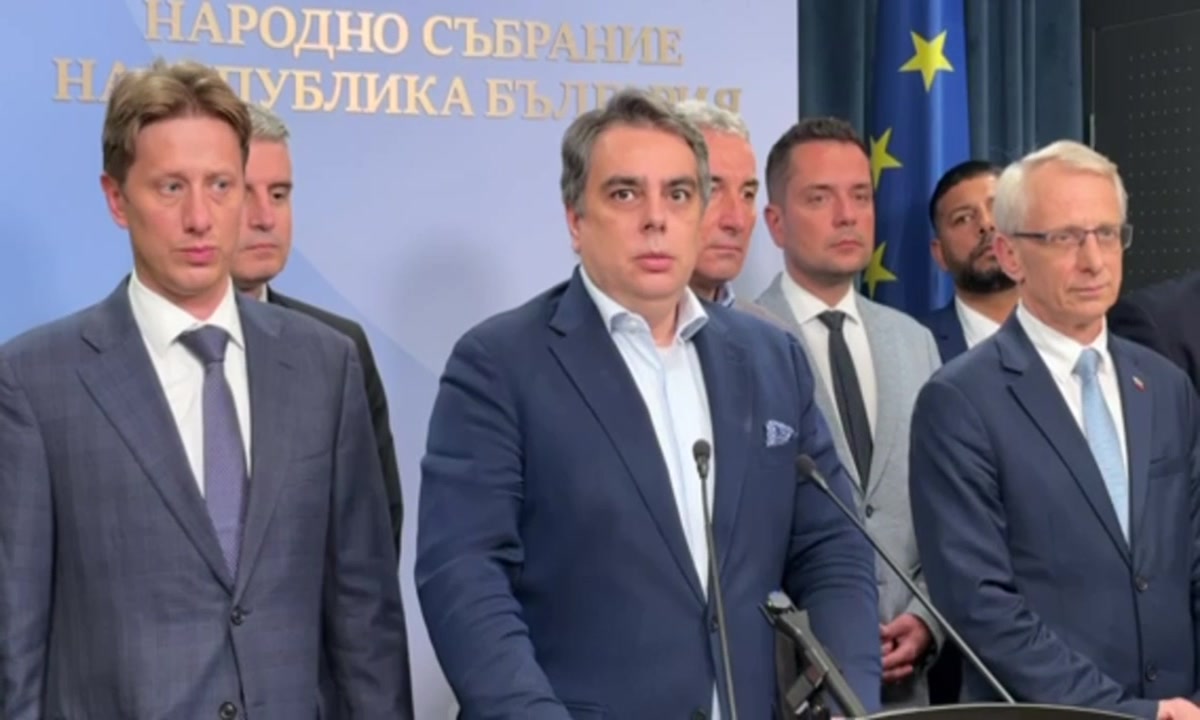 Асен Василев поиска президентът Йотова да наложи вето върху държавния бюджет, ДОО и НЗОК