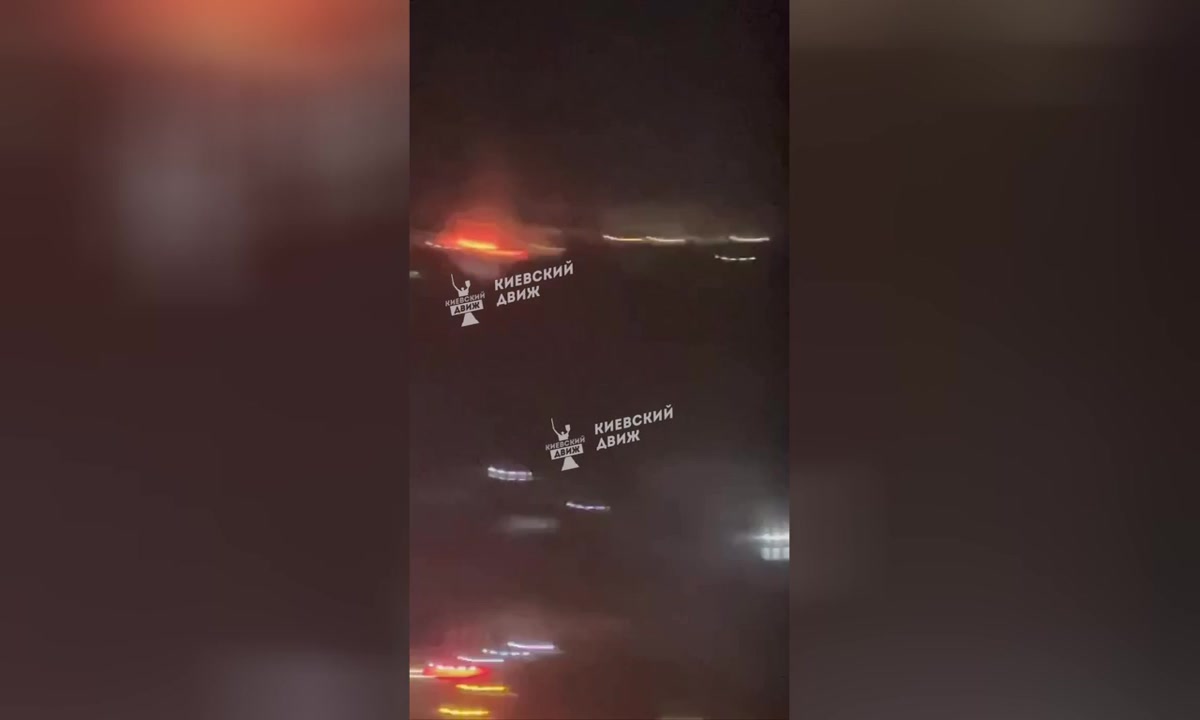 Камера улови момента, в който ракета се врязва в Киев