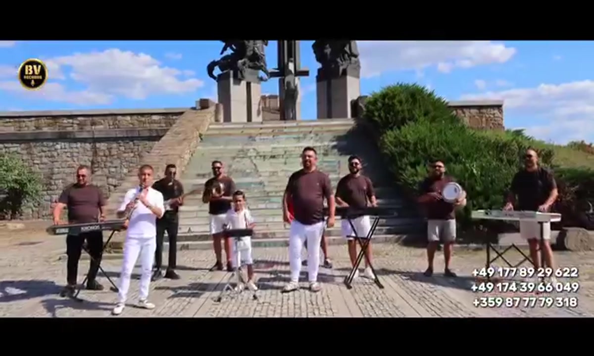 Чалга клип и ориенталски танци под Паметника на Асеневци възмутиха търновци