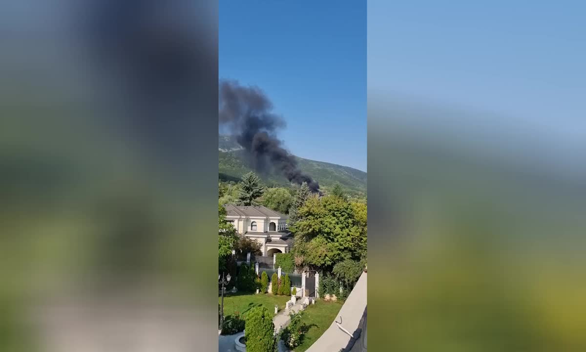Пожар избухна в „Драгалевци“, три пожарни са на място