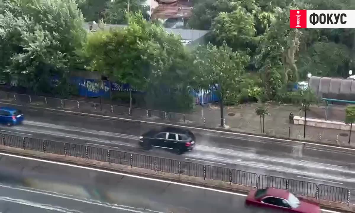 Град удари София! Бурията става все по-силна