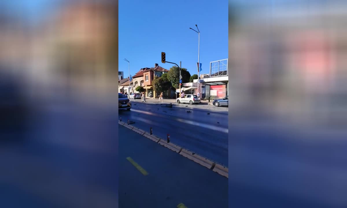 Катастрофа между два автомобила затрудни движението по столичен булевард