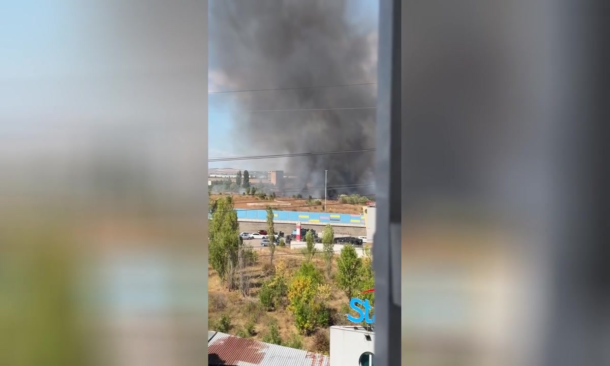 Отново: Гъст черен дим обгази Люлин, пожар пламна до хлебозавод Симид