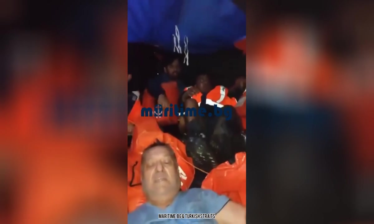 Първи кадри от евакуацията на екипажа на търговския кораб, атакуван от дронове в Черно море