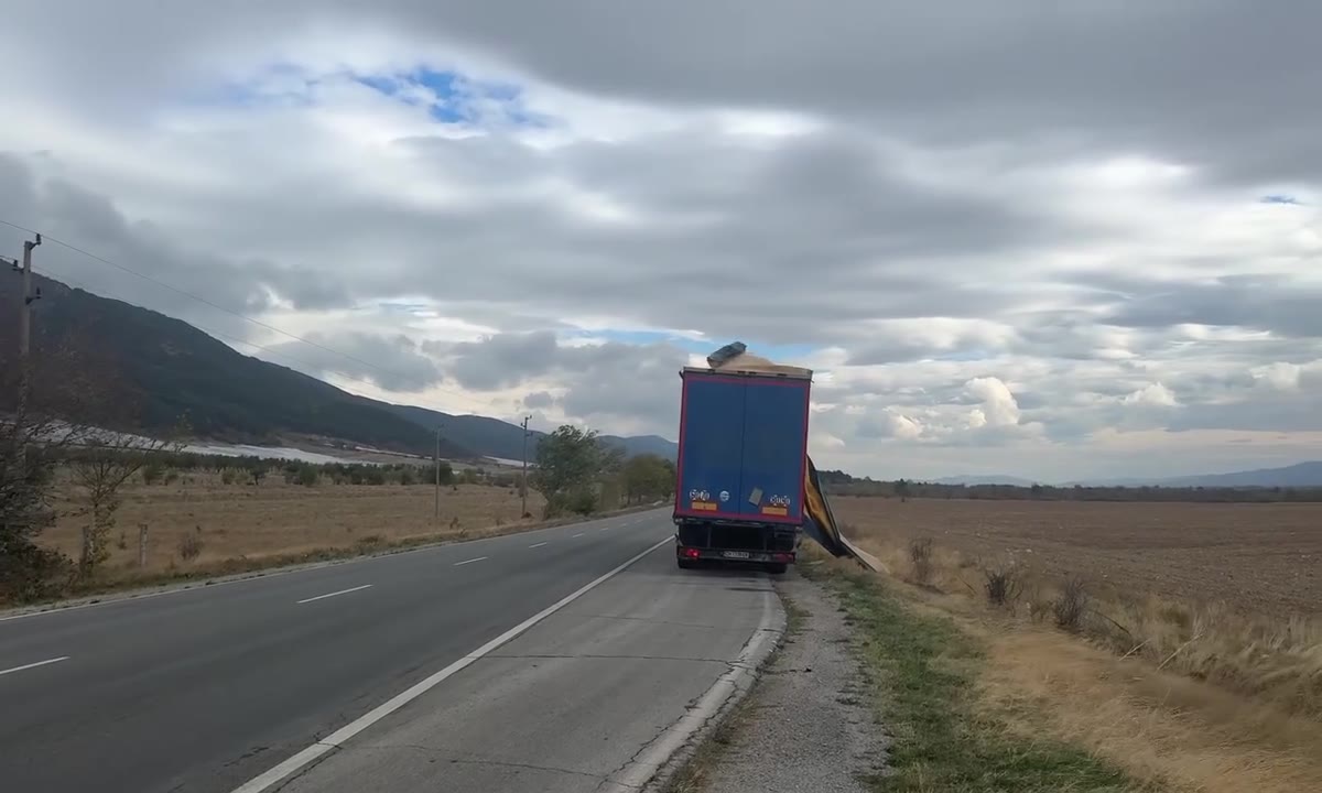 Ураганен вятър по Подбалканския път: Камион се преобърна, а редица други аварираха