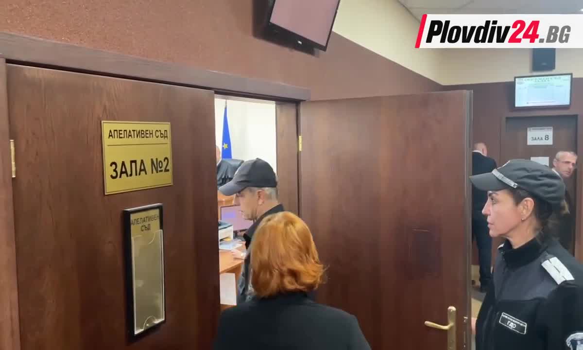 В съда в Пловдив доведоха момчето, което уби майка си с нож