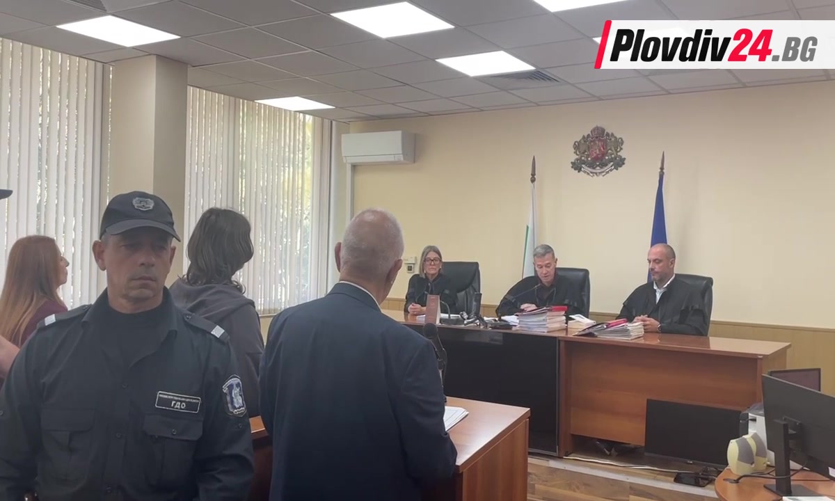 Ученикът пратил в общ чат видео как майка му моли за помощ, а после и окървавения й труп