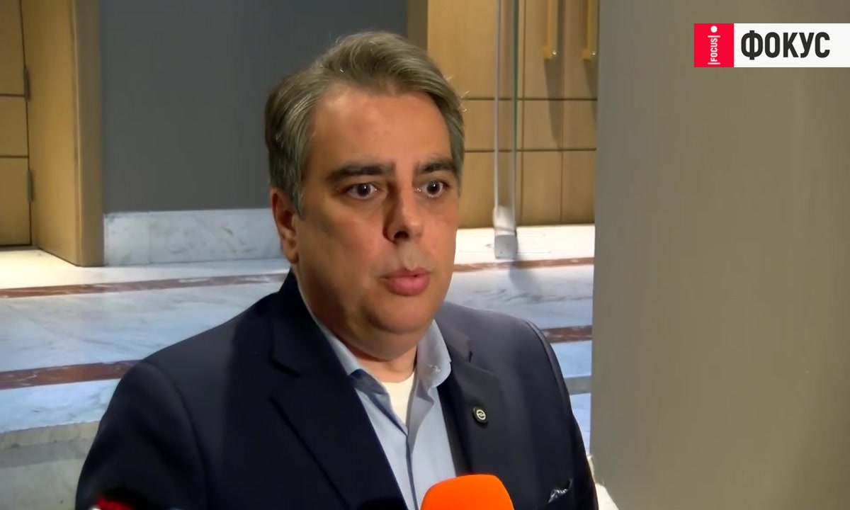 Асен Василев: Йотова и Радев да се кандидатират за "Мис Вселена" - и те там искат мир