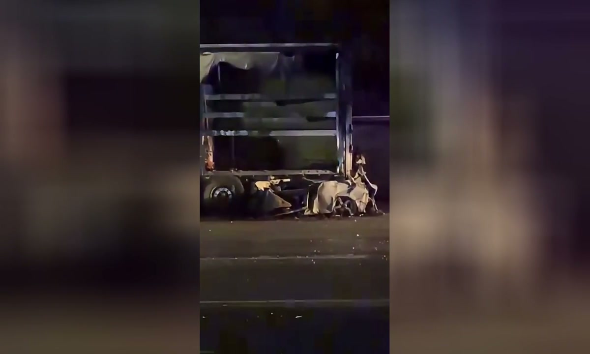 Фатална катастрофа в Софийско: Кола се заби под полуремарке на тир и изгоря