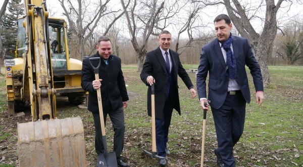 220 безплатни паркоместа по "Шести септември" край Зоопарка, пускат и автобуси