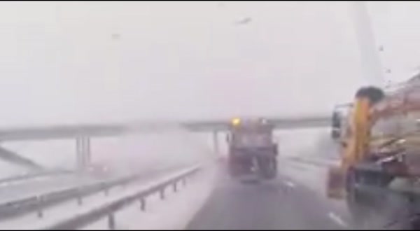 Пловдивчанин: Скандално! Вижте как чистят магистралата!