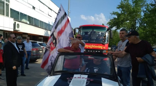 Колоритното шествие на Локо с Купата потегли!