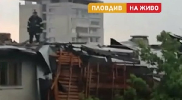 Бурята отнесе покрива на жилищна сграда в центъра на Пловдив!