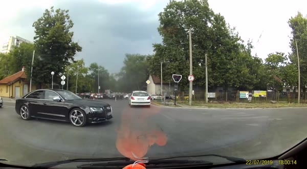 Шокиращи кадри! Вижте как мълния пада на метри от прелеза на "Пещерско"!