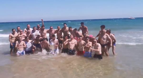 Локо празнува на морето, Купата също е там