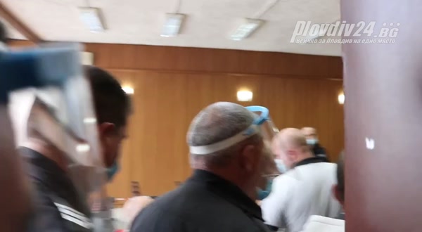 Синът на Катя Лерца и аверчетата му крият лицата си от срам