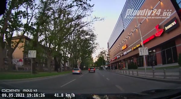 Водач на много скъп джип гази закона!