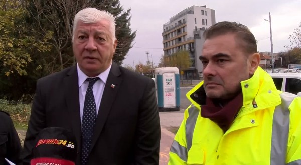 Кметът прави инспекция на ремонт