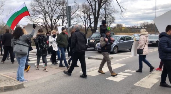Протестиращи по нестандартен начин спряха движението по булевард в Пловдив
