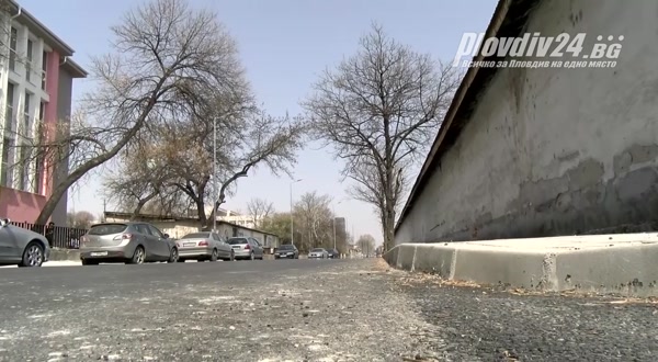 На затворена пловдивска улица: Шофьори местят знаци и минават