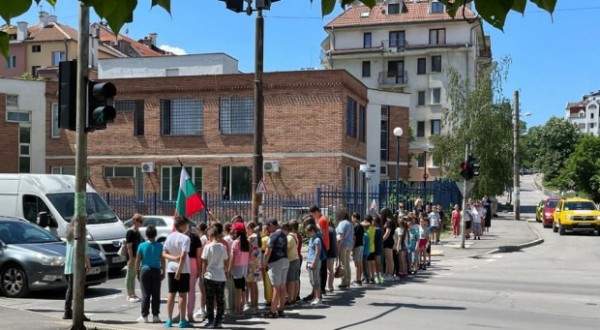 Никой не спря по време на сирените, в памет на Христо Ботев и на героите загинали за свободата