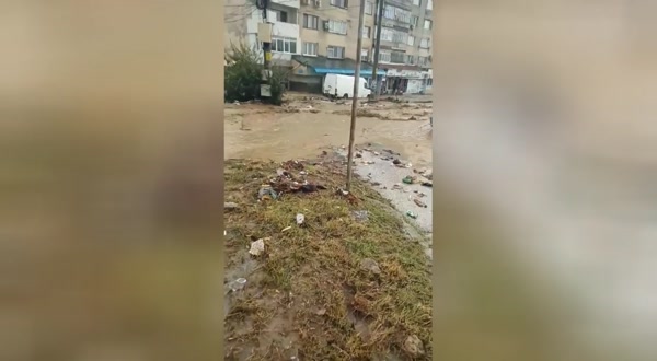 Пловдивските пожарникари се борят с водната стихия в Карлово